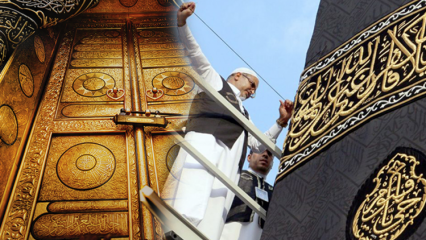 Care sunt caracteristicile husei Kaaba? De cine a fost acoperit pentru prima dată?