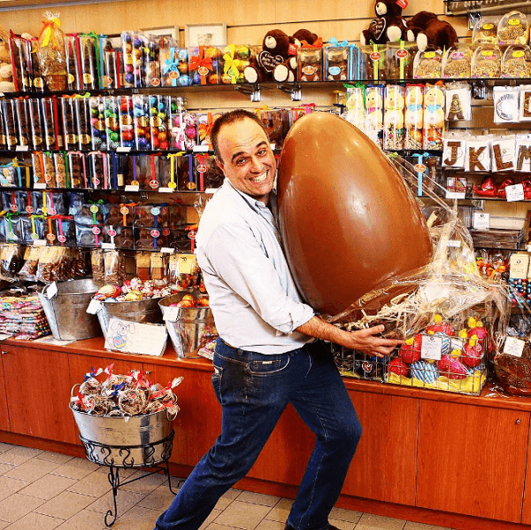 John Kapos a creat un Snapchat, inspirat de un ou mare de ciocolată de Paște.
