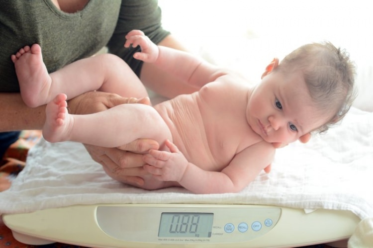 Cum se măsoară înălțimea și greutatea bebelușilor
