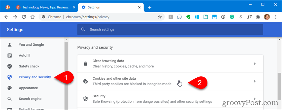 Faceți clic pe Cookie-uri și date site-uri în Setări de confidențialitate și securitate în Chrome