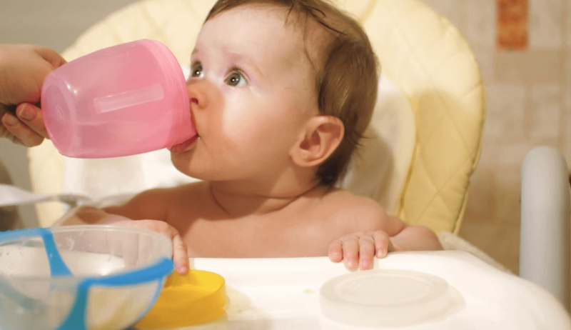 Câtă apă ar trebui să se dea bebelușilor?