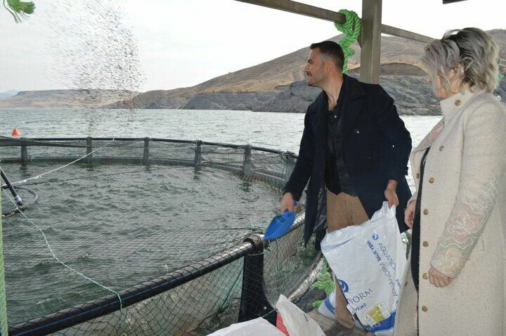 Kürșat Kılıç a părăsit activitatea bancară și a devenit producător de pește împreună cu soția sa!