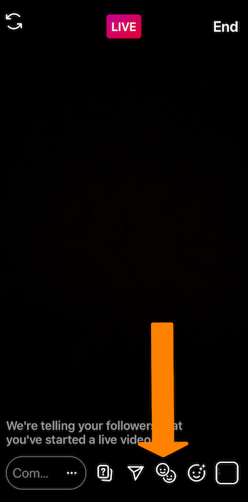 captură de ecran a unei emisiuni Instagram Live cu o săgeată portocalie îndreptată către pictograma fețelor zâmbitoare din partea de jos a ecranului