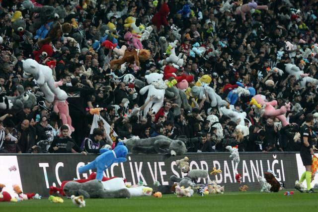 Jucării aruncate în meciul de la Beşiktaş