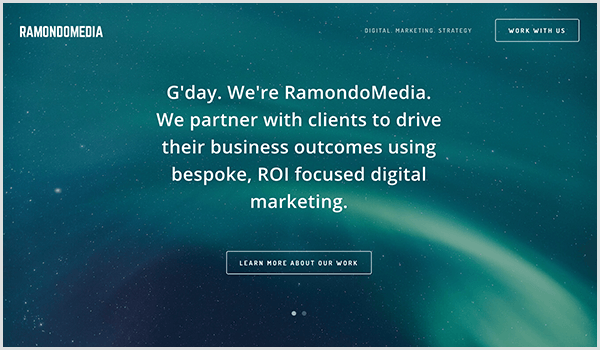 Site-ul web RamandoMedia are un fundal albastru închis, cu stele și dungi de lumină. Peste imagine, apare text alb și un buton. Textul spune G'day. Suntem RamondoMedia. Suntem parteneri cu clienții pentru a-și conduce rezultatele afacerii utilizând marketing digital personalizat, orientat spre ROI. Textul butonului spune Aflați mai multe despre munca noastră. 