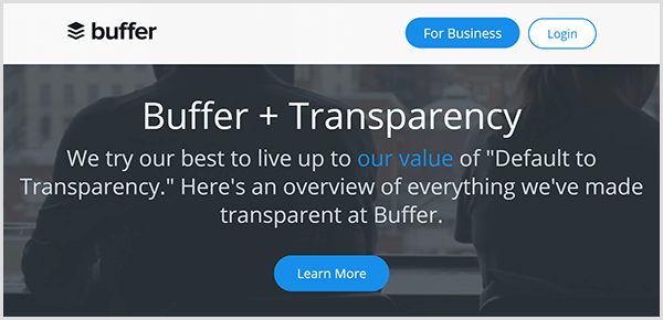 Pagina web Buffer pentru o transparență radicală a companiei are un fundal întunecat, cu textul Încercăm din răsputeri să respectăm valoarea noastră implicită a transparenței Iată o prezentare generală a tot ceea ce am făcut transparent la tampon. Un buton albastru Aflați mai multe apare sub text.