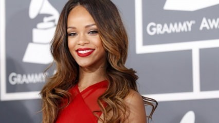 Lecție online de călărie cu ruj roșu de la Rihanna