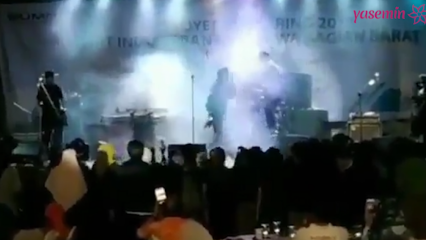 Tsunami-ul din Indonezia a fost reflectat în camerele foto în timpul concertului!
