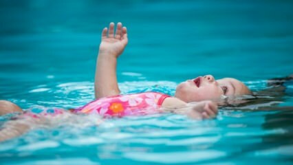 Copiii pot înota în piscină sau la mare?