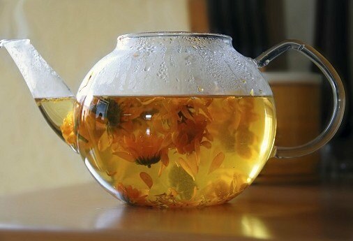 Dacă turnați apă clocotită în timp ce preparați ceai din plante ...