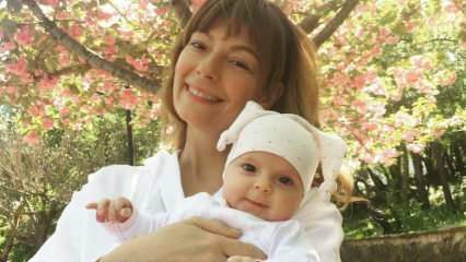 Nouă poză de la proaspata mamă Özge Özder cu fiica ei mică! Eva Luna toată atenția ...