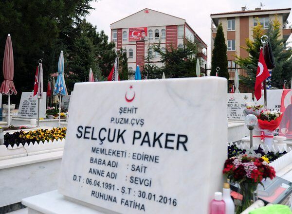 Mama martirului Selcuk Paker s-a mutat vizavi de mormântul fiului ei!
