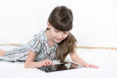 stock photo 23514521 fetiță care se joacă cu o tabletă