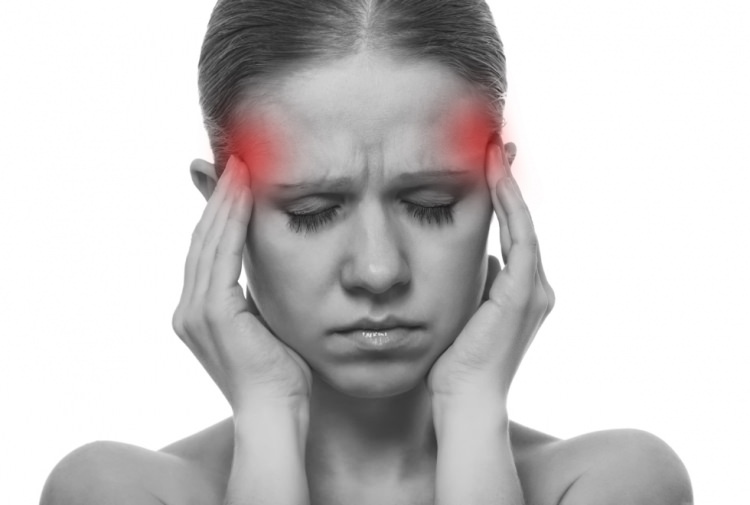 Cum trece durerea migrenei? Soluții pe bază de plante pentru migrenă