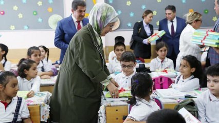 Prima Doamnă Erdoğan a înmânat caiete elevilor!