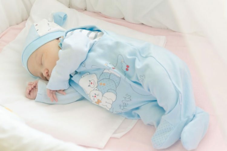 Luați în considerare poziția de dormit la bebeluși!