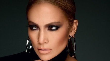 Jennifer Lopez fotografie făcută pe cămilă!