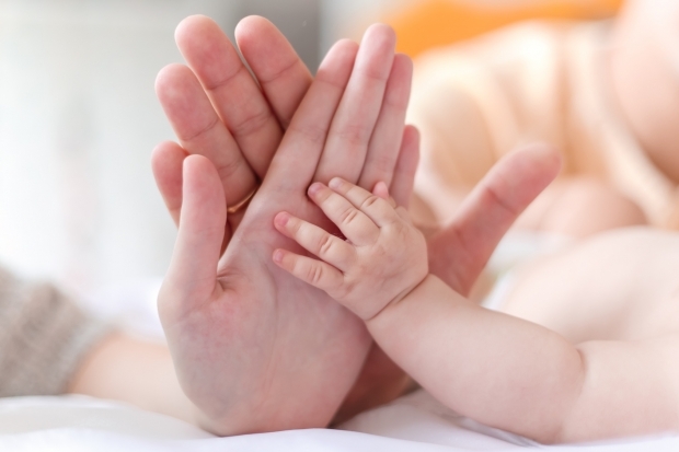 De ce sunt reci mâinile bebelușilor?