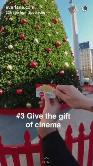 Povestea Snapchat a lui Everlane a arătat un ambasador al mărcii înmânând un card cadou pentru film.