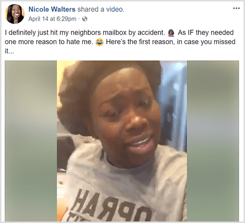 Nicole Walters a postat un videoclip pe Facebook cu o introducere text care spune că tocmai a lovit accidental căsuța poștală a vecinului ei. Nicole poartă o învelitoare de cap negru și un tricou gri.