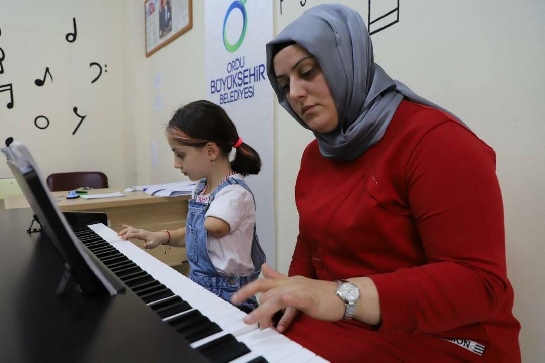 Zeynep învață să cânte la pian cu mama ei