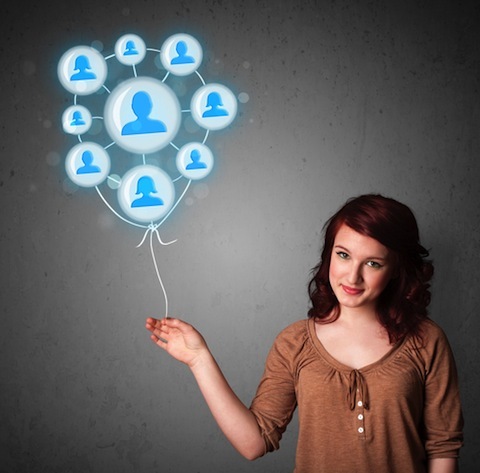 tânără care deține balonul rețelei sociale