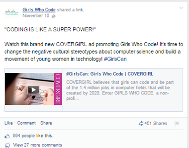 fetele care codează postarea pe facebook