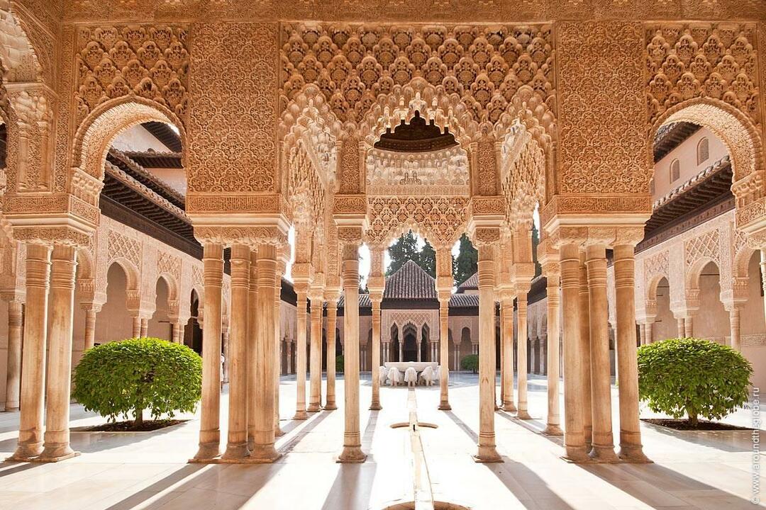 Curtea Palatului Alhambra