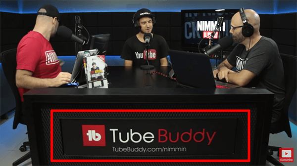 Aceasta este o captură de ecran dintr-un flux live de Nimmin Live cu Nick Nimmin. Biroul din studioul de streaming live arată că TubeBuddy sponsorizează spectacolul.
