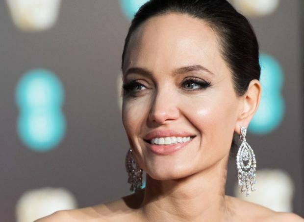 Angelina Jolie postează