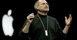 Papucii fondatorului Apple, Steve Jobs, sunt scoși la licitație! Vândut la preț record