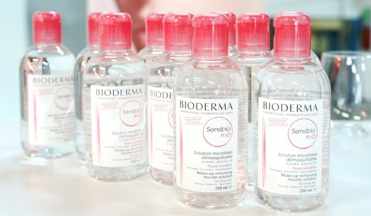Folosește cineva purificator de apă micelară Bioderma Sensibio H2O? Apa de îndepărtare a machiajului Bioderma