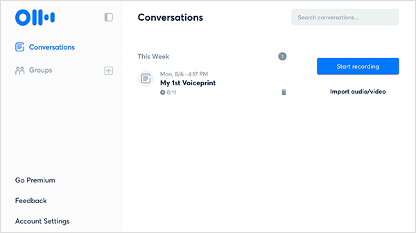 Interfața desktop Otter Voice Notes are o bară laterală în stânga cu opțiunile Conversații, Grupuri, Go Premium, Feedback și Setări cont. Este selectată opțiunea Conversații. În panoul Conversații din dreapta, o înregistrare numită Prima mea amprentă vocală apare sub o listă de înregistrări pentru săptămână. În extrema dreaptă, de sus în jos, se află o casetă etichetată Căutare conversații, un buton albastru de pornire a înregistrării și o opțiune Import Audio / Video.