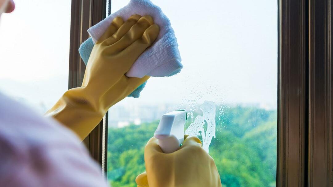 Cum se curata geamurile? Un amestec care nu lasa pete la stergerea sticlei! Pentru a preveni ferestrele să rețină apa de ploaie