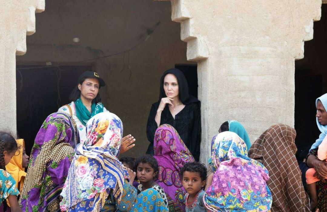 Angelina Jolie s-a repezit în ajutorul oamenilor din Pakistan!