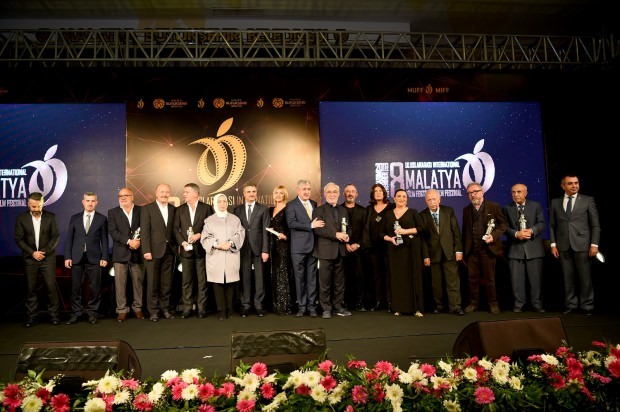 Șener Șen a primit „Premiul de onoare” din mâna lui Cem Yılmaz