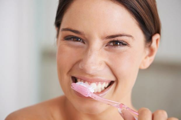 Cum trebuie făcută curățarea dentară?
