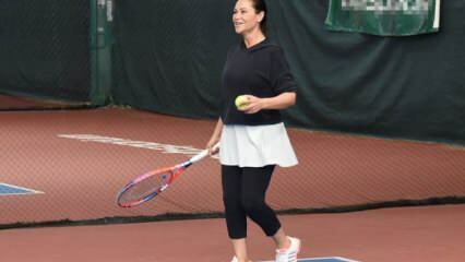Hülya Avșar a jucat tenis acasă!