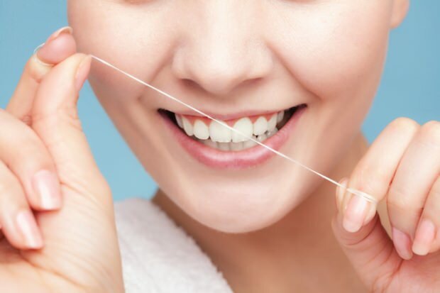 Se recomandă utilizarea aței dentare pentru a îndepărta reziduurile dintre dinți.