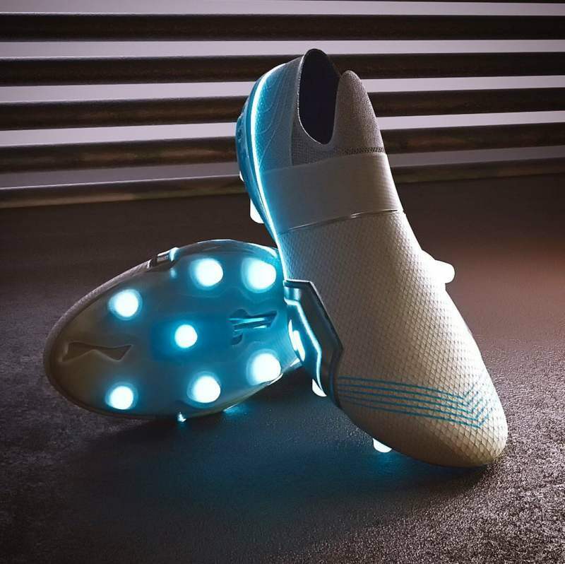 Pantofi „Tesla” de la designerul Nike și Adidas