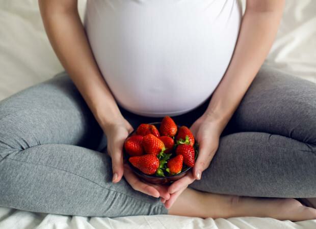 Se consumă căpșuni în timpul sarcinii