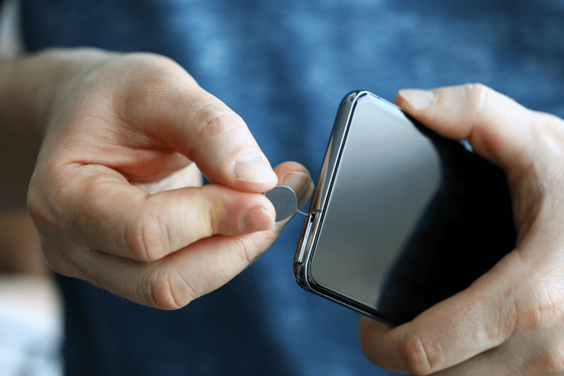 Scoaterea unui card SIM pe un smartphone Android