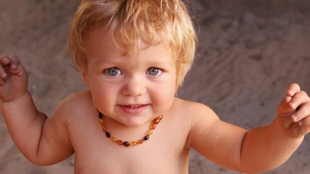 Beneficiile colierelor de chihlimbar pentru bebeluși