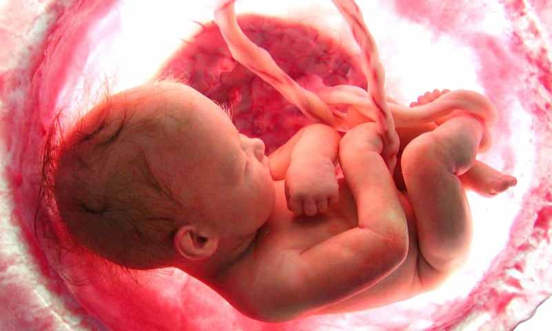 Nașterea unui copil în uter