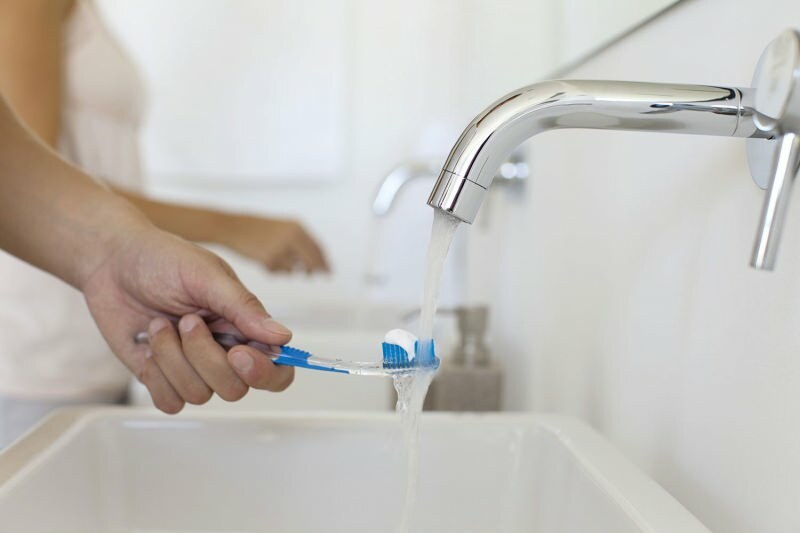 Opriți apa în timp ce vă spălați dinții