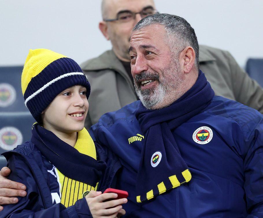 Cem Yılmaz a urmărit meciul Fenerbahçe-Galatasaray cu fiul său