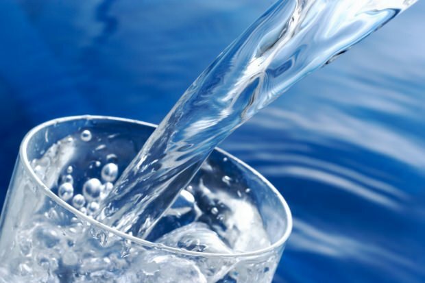 Apa potabilă crește în greutate? Câți litri de apă trebuie beți pe zi pentru a slăbi? Dacă bei apă noaptea ...