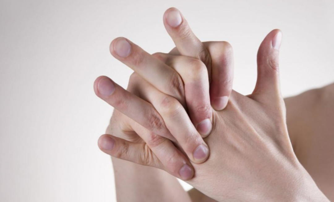 Care sunt daunele spargerii degetelor, cum să-l lași?