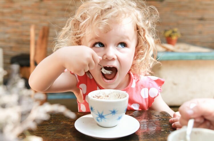 Copiii pot bea cafea? Este dăunător?