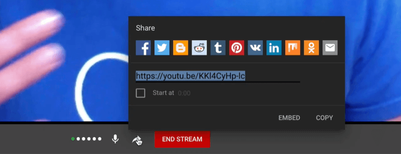 opțiuni de flux live YouTube, inclusiv un contor audio, un buton de dezactivare a sunetului și un link de partajare cu diferite pictograme ale platformei și un link scurt de partajat pentru videoclipul live